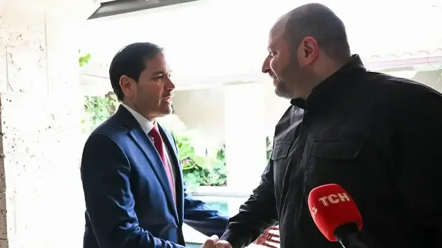 Le secrétaire d'État américain Marco Rubio et le secrétaire du Conseil national de sécurité et de défense de l'Ukraine Rustem Umerov se serrent la main après avoir s'être adressés aux journalistes à l'issue de leur réunion à Hallandale Beach, en Floride, le 30 novembre 2025.