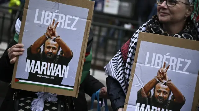 Des manifestants tiennent des pancartes portant les portraits de Marwan Barghouti, membre éminent du Fatah et détenu palestinien le plus en vue dans les prisons israéliennes, pour réclamer sa libération, lors d’un rassemblement en solidarité avec les Palestiniens à Paris, le 29 novembre 2025.