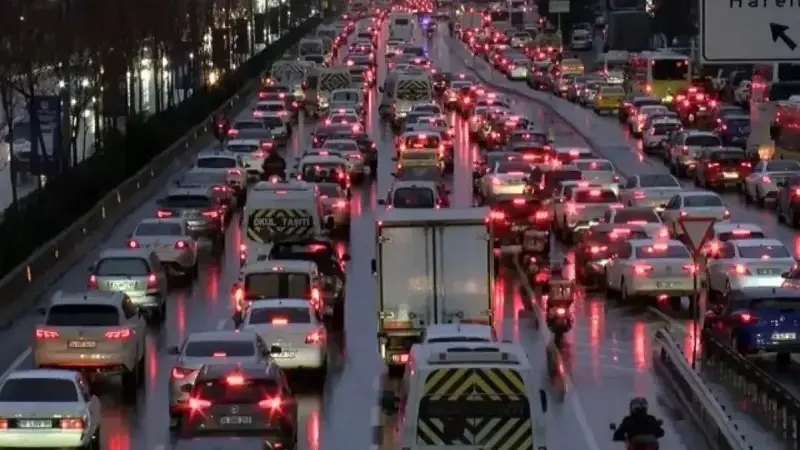 İstanbul’da trafik kilit: Yoğunluk yüzde 80’e çıktı