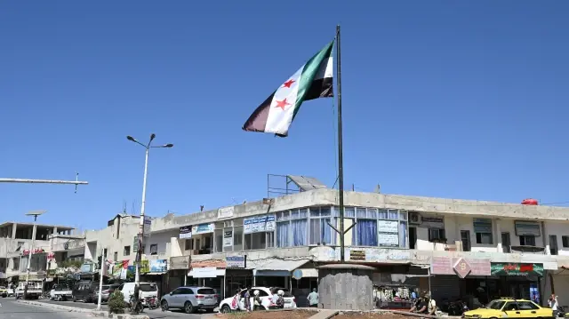 Cette photo montre un drapeau national syrien flottant dans la région de Khan Arnabeh, dans la ville de Quneitra, au sud de la Syrie, près de la frontière avec le plateau du Golan annexé par Israël, le 21 septembre 2025.