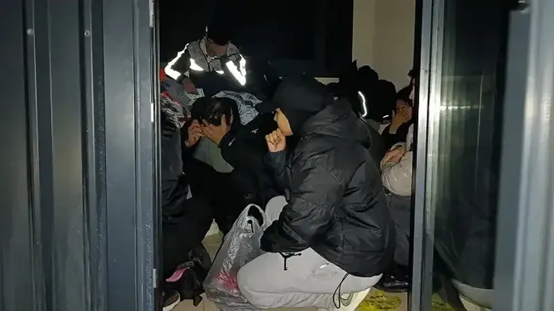 Bölgeye sevk edilen ekipler, 14'ü çocuk 32 düzensiz göçmeni yakaladı.