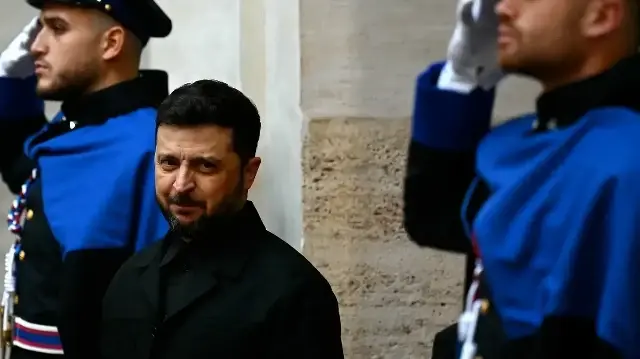 Le président ukrainien Volodymyr Zelensky arrive au Palazzo Chigi avant une réunion avec la Première ministre italienne Giorgia Meloni, à Rome, le 9 décembre 2025.