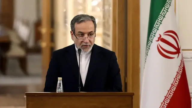 Le ministre iranien des Affaires étrangères Abbas Araghchi s'exprime lors d'une conférence de presse conjointe avec son homologue turc, à Téhéran, le 30 novembre 2025.