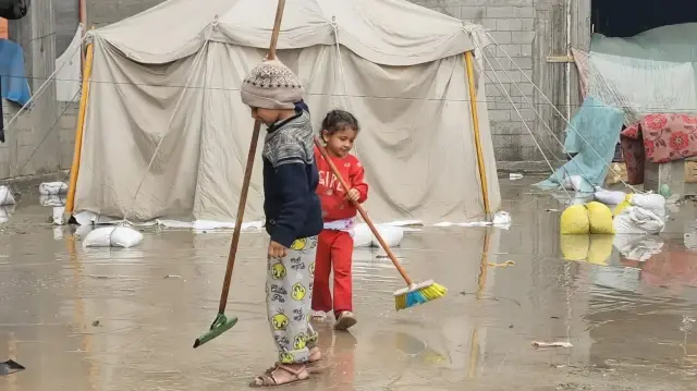 غزة.. غرق آلاف خيام النازحين الفلسطينيين جراء أمطار غزيرة