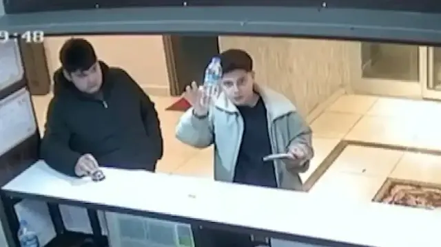 Tezgahta kimse olmayınca aldıkları suyun parasını kameraya gösterip bıraktılar