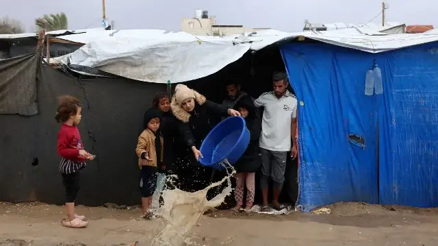 الدفاع المدني في غزة: تلقينا ألف طلب مساعدة من نازحين غمرت الأمطار خيامهم