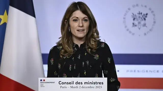 La porte-parole du gouvernement français, Maud Bregeon, s'exprime lors d'une conférence de presse à l'issue du conseil des ministres hebdomadaire à l'Élysée, à Paris, le 2 décembre 2025. 