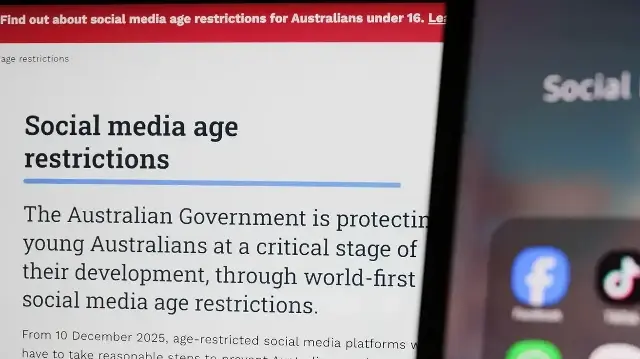 Австралия первой в мире запретила соцсети для детей младше 16 лет.