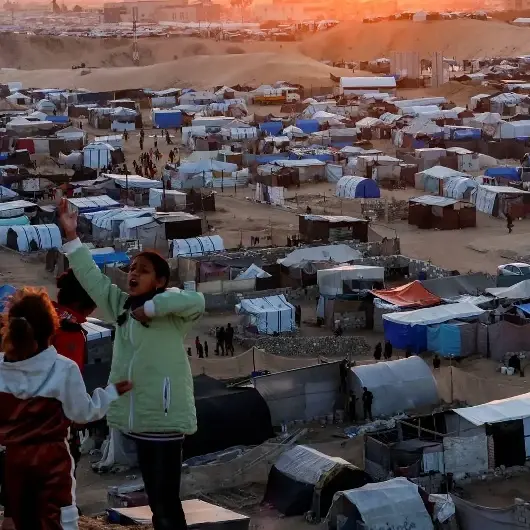 
 250 ألف أسرة نازحة تواجه البرد والسيول في خيام النزوح بغزة
