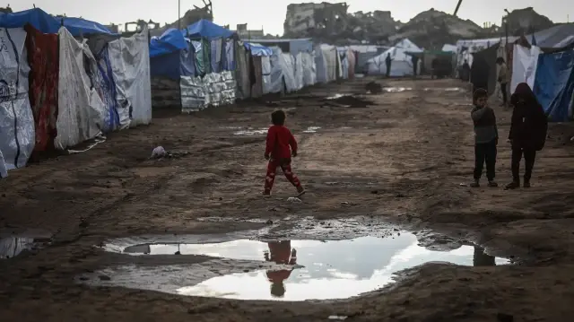 الحكومة الفلسطينية تناشد لتوفير مستلزمات الإيواء للنازحين بغزة