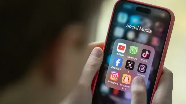 L’Australie applique une loi inédite au monde interdisant l’accès aux réseaux sociaux aux moins de 16 ans, sous peine d’amendes pour les plateformes concernées.