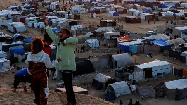 250 ألف أسرة نازحة تواجه البرد والسيول في خيام النزوح بغزة