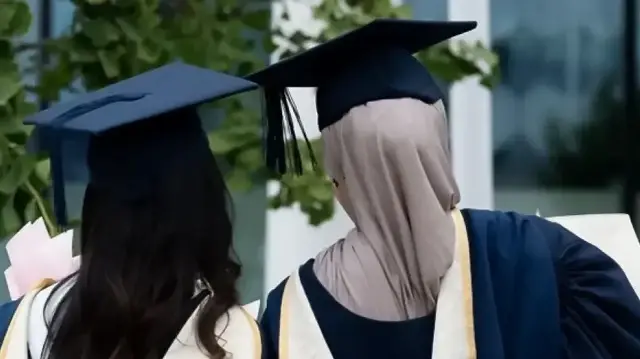 یہ اقدام برطانیہ کی وزارتِ داخلہ کی جانب سے سخت امیگریشن قوانین اور ویزا کے مبینہ غلط استعمال پر بڑھتی ہوئی تشویش کے بعد سامنے آیا ہے۔
