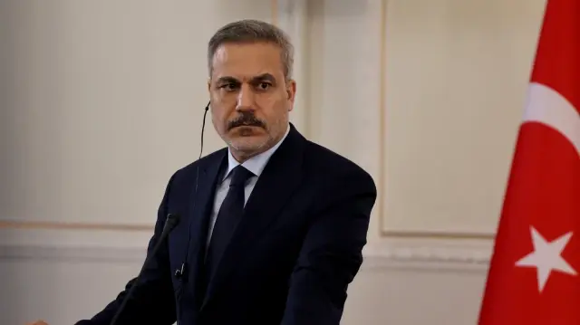 Le ministre turc des Affaires étrangères, Hakan Fidan, écoute son homologue iranien lors d'une conférence de presse conjointe, à Téhéran, le 30 novembre 2025. 