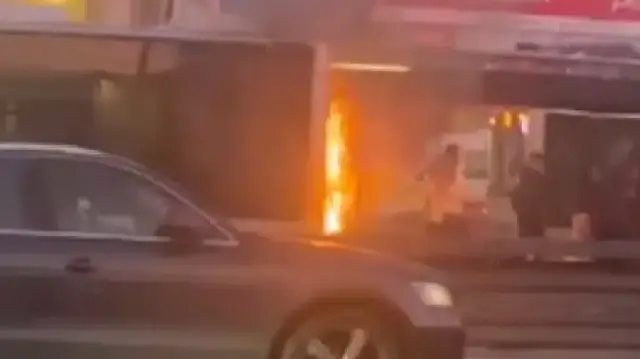 Küçükçekmece'de metrobüsün motor kısmında yangın çıktı