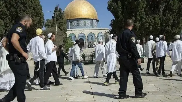 Israeli settlers enter Al-Aqsa Mosque under police protection