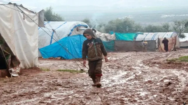 المنخفض الجوي "بيرون" يضاعف معاناة الناجين من الإبادة بغزة