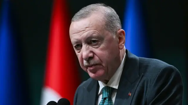 Le président turc Recep Tayyip Erdogan participe à une conférence de presse conjointe avec le président ukrainien à l'issue de leur rencontre au complexe présidentiel d'Ankara, le 19 novembre 2025.