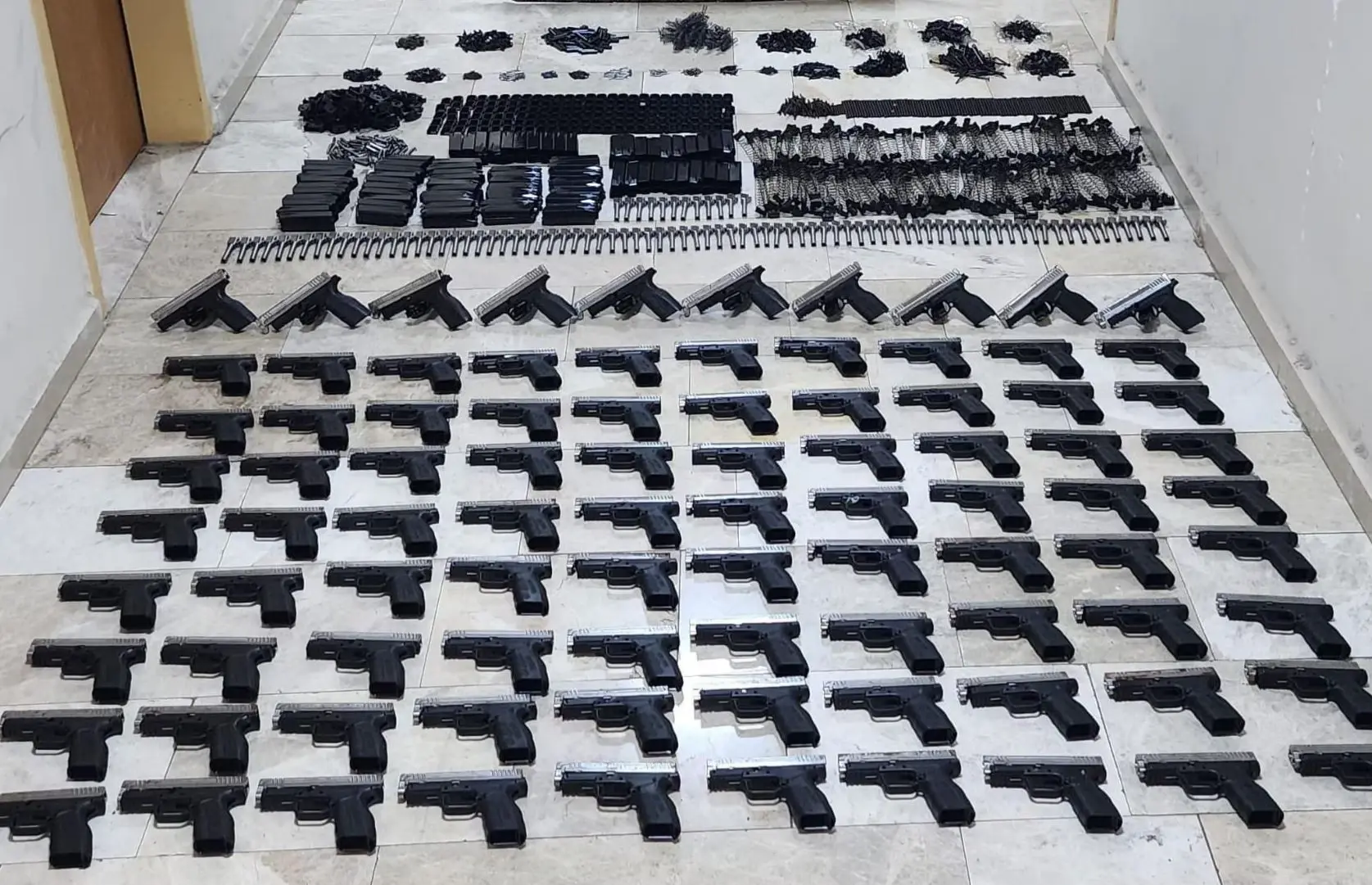 Polisin durdurduğu otomobilden cephanelik ele geçirildi