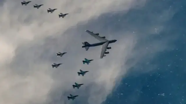 تحليق مقاتلات أميركية فوق خليج فنزويلا… رسالة قوة في أخطر اقتراب جوي منذ سنوات