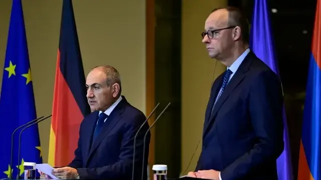 Le Premier ministre arménien Nikol Pashinyan (à gauche) et le chancelier allemand Friedrich Merz s'expriment lors d'une conférence de presse commune à la Chancellerie à Berlin, en Allemagne, le 9 décembre 2025. 