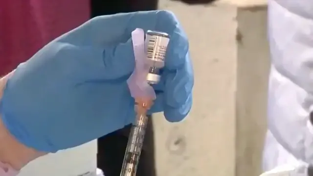 Selon le New York Times, cette enquête élargie fait suite à un premier examen portant sur des signalements de décès potentiellement liés à la vaccination chez des enfants.