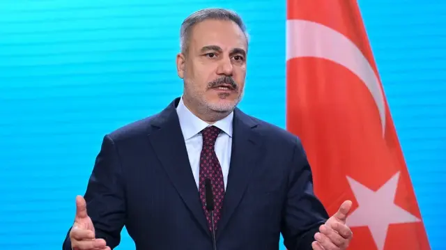 Le ministre turc des Affaires étrangères, Hakan Fidan, s'exprime au ministère fédéral des Affaires étrangères lors d'une conférence de presse conjointe avec le ministre fédéral des Affaires étrangères. 