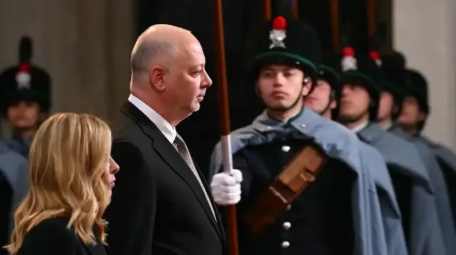 La Première ministre italienne, Giorgia Meloni, accueille le Premier ministre bulgare Rosen Zhelyazkov au Palazzo Chigi avant leur rencontre à Rome le 1er décembre 2025.