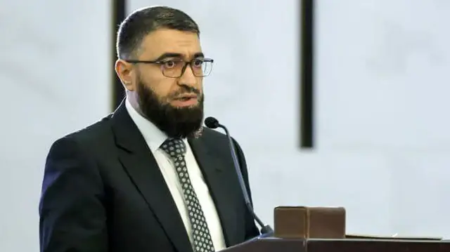 Cette photo diffusée par l'agence de presse officielle syrienne SANA montre le nouveau ministre syrien de la Justice, Mazhar al-Wais, lors d'une cérémonie officielle à Damas le 29 mars 2025.