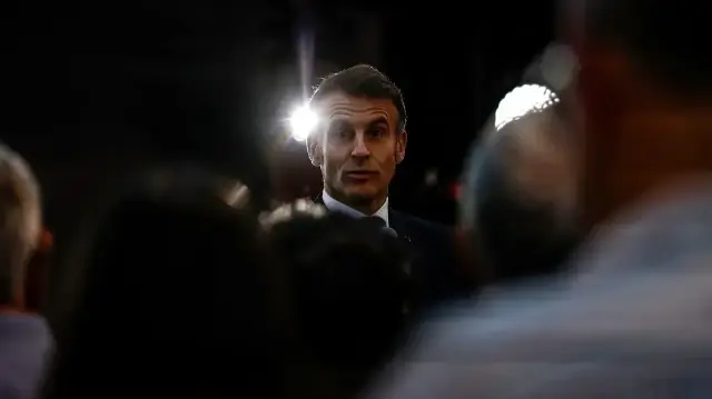Le président français Emmanuel Macron s'adresse aux lecteurs du quotidien français Ouest-France lors de sa visite à Saint-Malo le 10 décembre 2025.