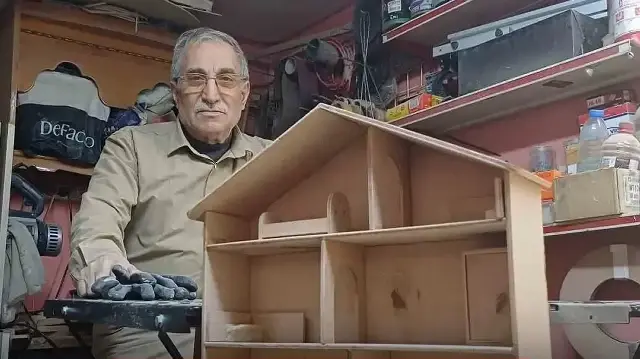 15 metrekare dükkanda teknolojiye tek başına kafa tutuyor: Mesleğini öğretecek çırak bulamıyor