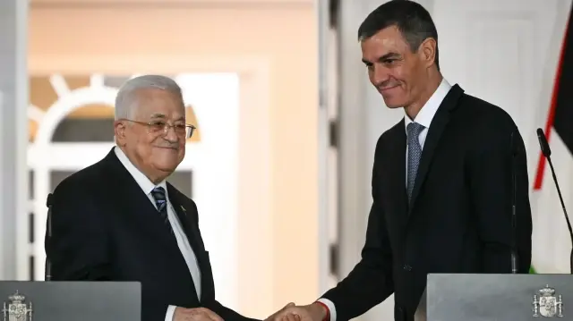 Премьер-министр Испании Педро Санчес и президент Палестины Махмуд Аббас | Фото: AFP