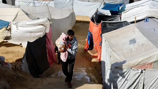 Сильные ливни затопили десятки палаток в Хан-Юнисе.