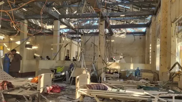 Un raid aérien de la junte a frappé un hôpital dans l’État de Rakhine, faisant au moins 33 morts et aggravant la crise humanitaire qui secoue le Myanmar depuis 2021.