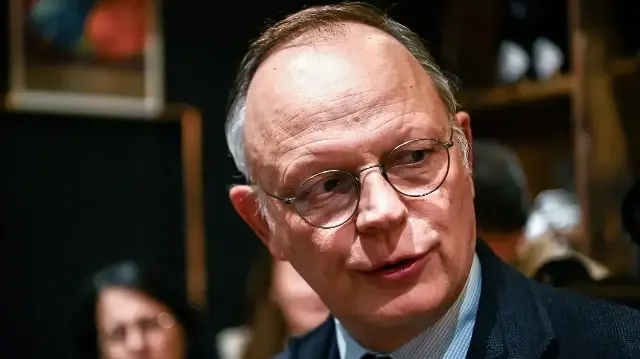 Le président du parti de centre-droit Horizons, Edouard Philippe, s'adresse aux journalistes dans un bar dans le cadre de la campagne électorale du député Thomas Cazenave, membre du parti Ensemble Pour la République, pour les élections municipales à Bordeaux, dans le sud-ouest de la France, le 2 décembre 2025.