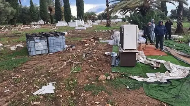 الاحتلال يقتحم مقبرة القسام ويزيل خيمة إشراف قرب الضريح… وبن غفير يلوّح بإزالته