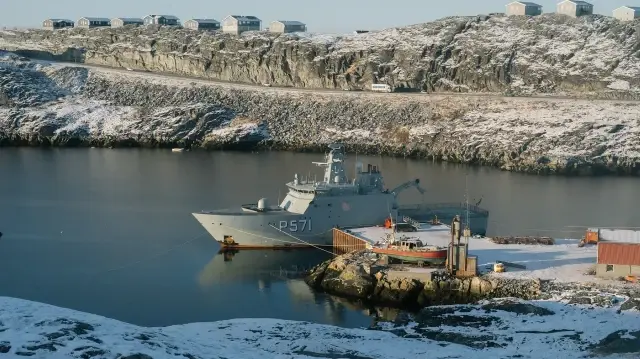 Патрульный корабль ВМС Дании в Нууке, Гренландия.