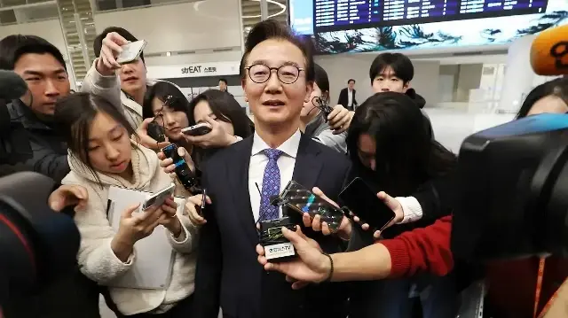 Le ministre sud-coréen des Océans, Chun Jae-soo (au centre), s'adresse aux journalistes à son arrivée à l'aéroport international d'Incheon, à l'ouest de Séoul, le 11 décembre 2025.