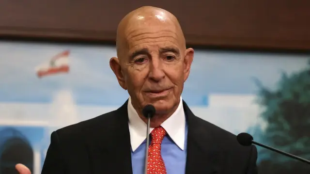 L'ambassadeur américain en Turquie et envoyé spécial pour la Syrie, Tom Barrack, fait une déclaration à l'issue d'une réunion avec le président libanais au palais présidentiel de Baabda, le 26 août 2025.