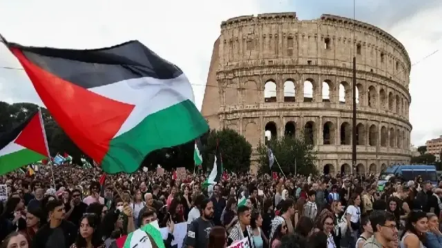 Italian health workers protest in solidarity with Palestinian medics