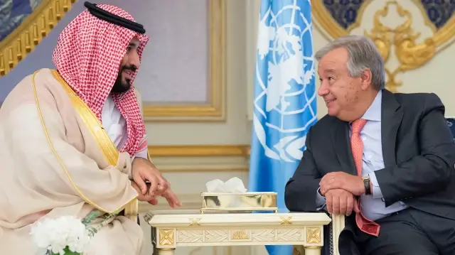 Le prince héritier saoudien Mohammed Ben Salmane (à gauche) rencontrant le secrétaire général des Nations unies Antonio Guterres (à droite) avant la signature de l'accord de paix de Djeddah.