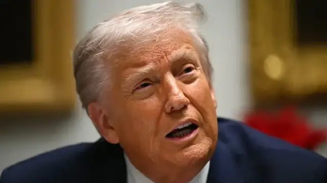 Le président américain Donald Trump s'exprime lors d'une table ronde dans la salle Roosevelt de la Maison Blanche à Washington, DC, le 10 décembre 2025. 