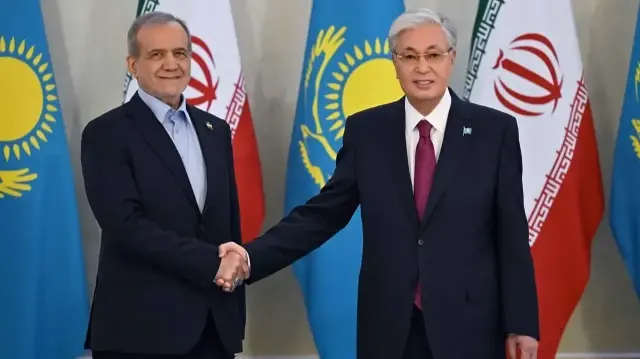 Президент Казахстана Касым-Жомарт Токаев и президент Ирана Масуд Пезешкиан | Фото: пресс-служба Акорды