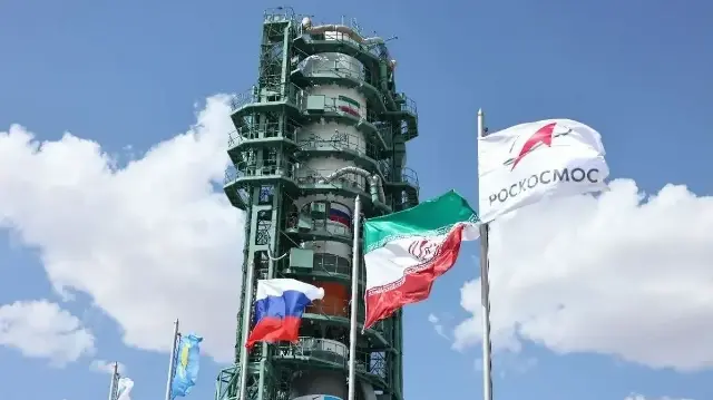 Иран запускает три спутника с помощью российской ракеты «Союз».