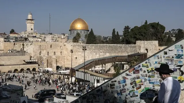 Un homme marche vers le Mur occidental, avec le Dôme du Rocher de la mosquée Al-Aqsa en arrière-plan, dans la vieille ville de Jérusalem, le 4 décembre 2025.