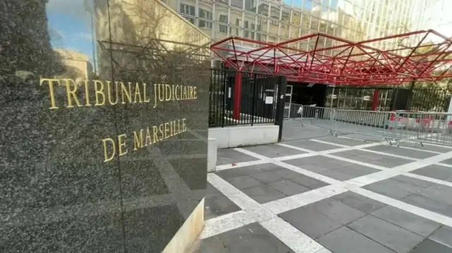 La première aurait consulté, entre janvier 2023 et juillet 2025, plusieurs fichiers professionnels dans le cadre de ses fonctions avant de transmettre des informations à son compagnon impliqué dans des affaires de stupéfiants.