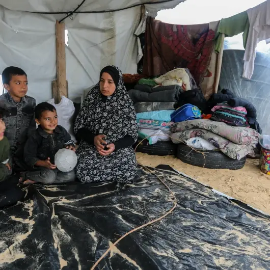 الدفاع المدني بغزة: تلقينا 2500 طلب مساعدة من نازحين غمرت الأمطار خيامهم
