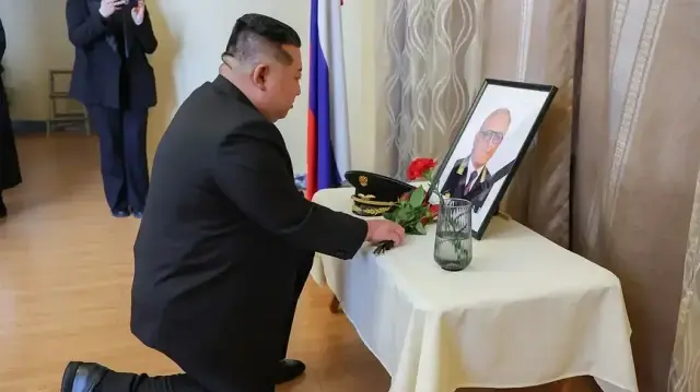 Лидер КНДР Ким Чен Ын посетил российское посольство.