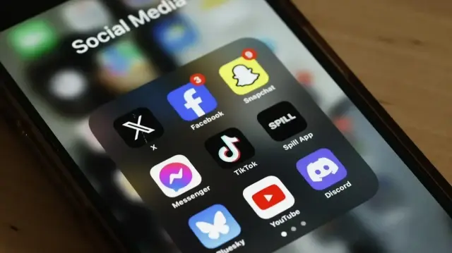 Во Франции могут запретить доступ к соцсетям для детей до 15-16 лет.