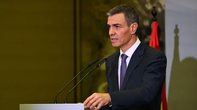 Sur cette photo diffusée par La Moncloa le 23 novembre 2025, le Premier ministre espagnol Pedro Sanchez donne une conférence de presse lors de la deuxième journée du sommet des dirigeants du G20 au Nasrec Expo Centre de Johannesburg.